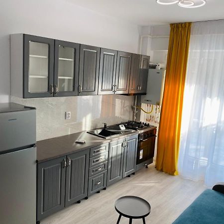 Njunior Apartment 02 Яш Екстериор снимка
