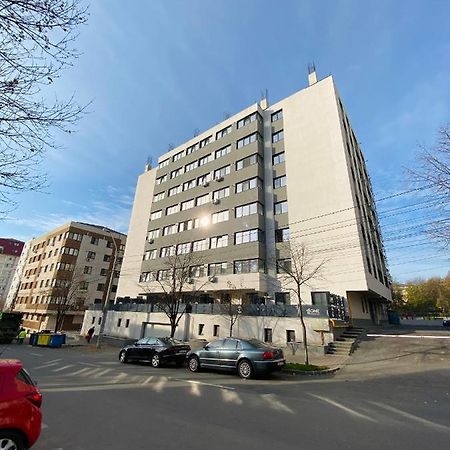 Njunior Apartment 02 Яш Екстериор снимка