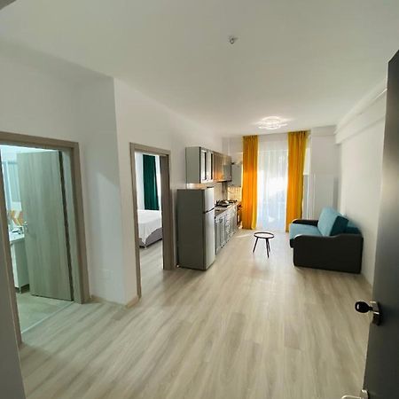 Njunior Apartment 02 Яш Екстериор снимка