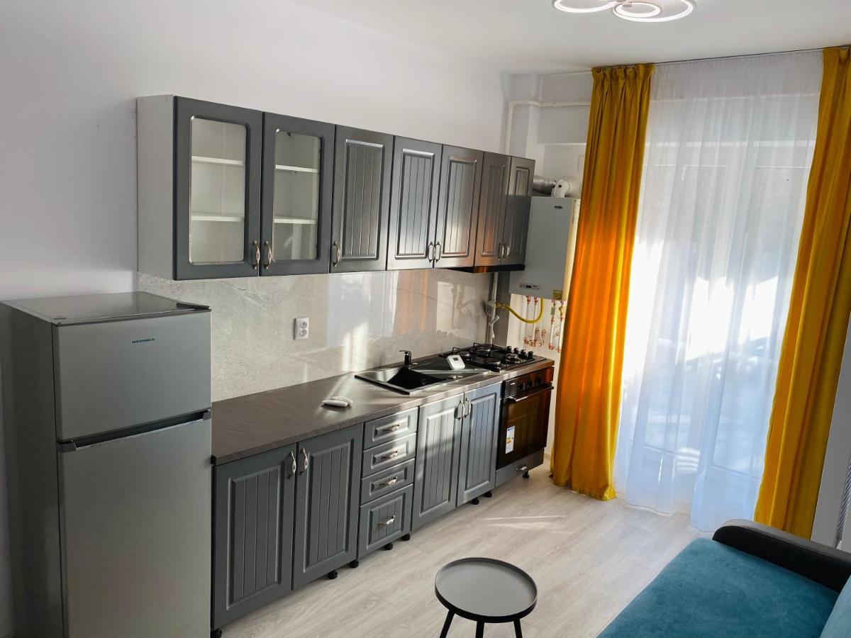 Njunior Apartment 02 Яш Екстериор снимка