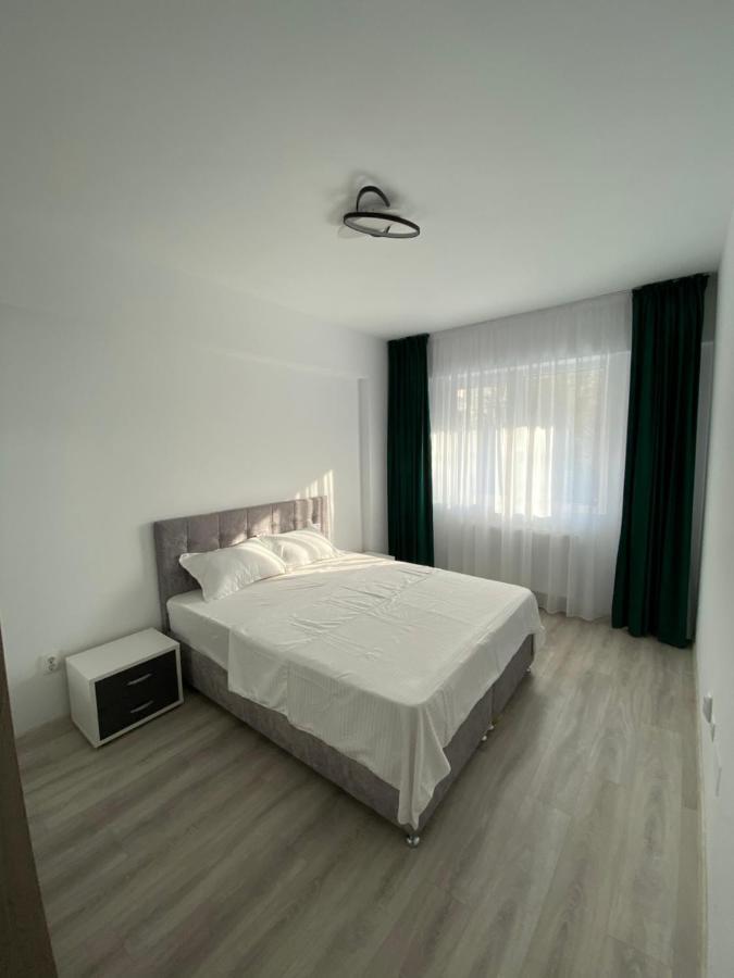 Njunior Apartment 02 Яш Екстериор снимка