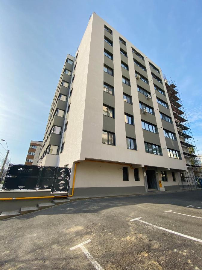 Njunior Apartment 02 Яш Екстериор снимка