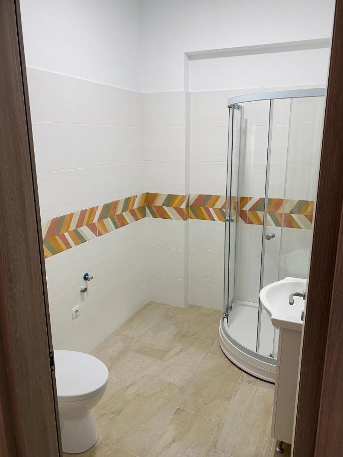 Njunior Apartment 02 Яш Екстериор снимка