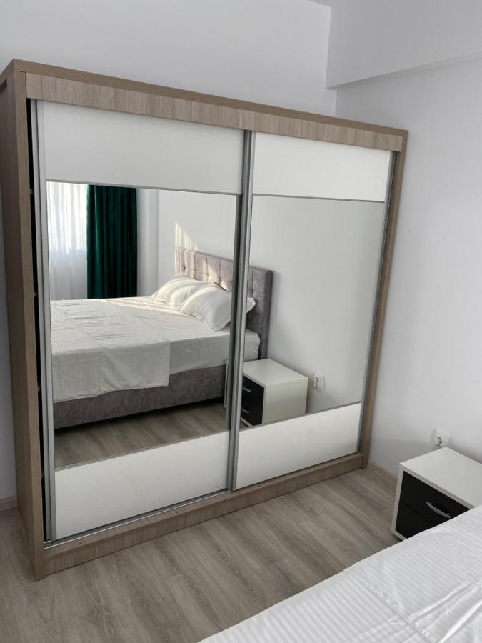Njunior Apartment 02 Яш Екстериор снимка